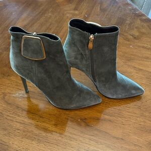 Elegant Suede Ankle Boots with Gold Accent - Black